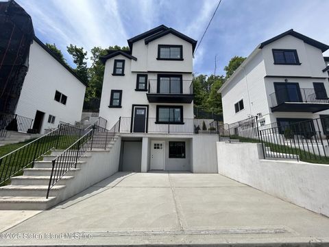 Photo of 806 Van Duzer Street, Staten Island, NY 10304 (MLS # 2502732)