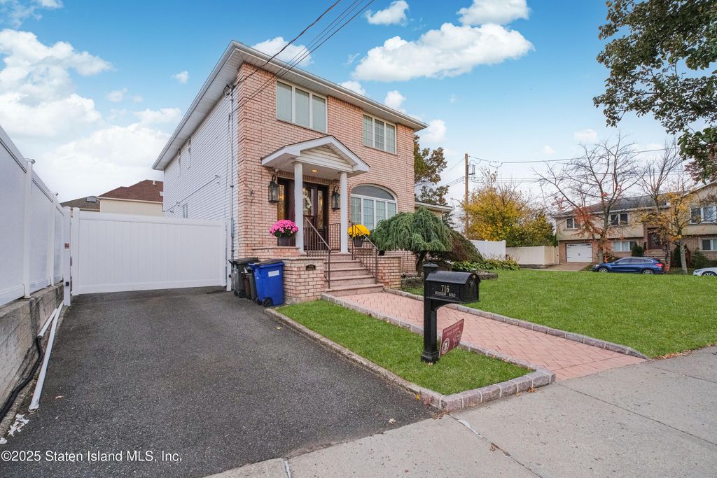 Photo of 716 Woodrow Road, Staten Island, NY 10312 (MLS # 2506419)