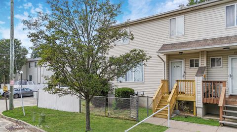 Photo of 5 Wildwood Lane, Staten Island, NY 10307 (MLS # 2403872)