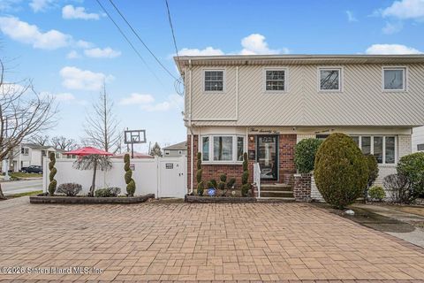 Photo of 374 Fairbanks Avenue, Staten Island, NY 10306 (MLS # 2600163)
