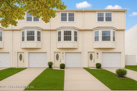 Photo of 558 Dongan Hills Avenue, Staten Island, NY 10305 (MLS # 2506560)