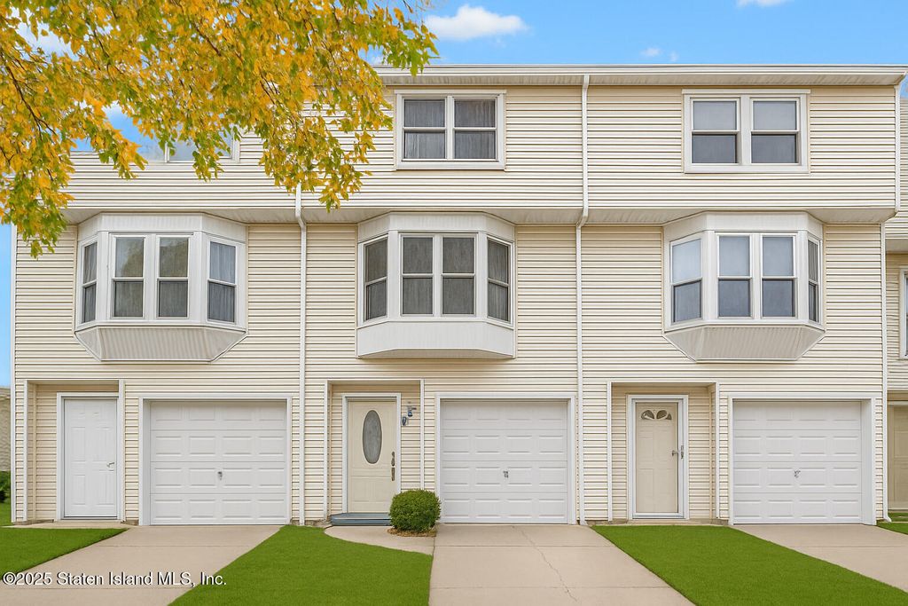 Photo of 558 Dongan Hills Avenue, Staten Island, NY 10305 (MLS # 2506560)