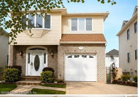 Photo of 745 Maguire Avenue, Staten Island, NY 10309 (MLS # 2602558)