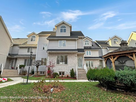 Photo of 18 Fairlawn Loop, Staten Island, NY 10308 (MLS # 1165689)