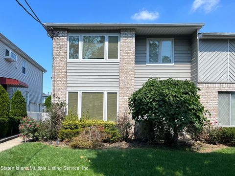 Photo of 699 Barlow Avenue, Staten Island, NY 10312 (MLS # 1164161)