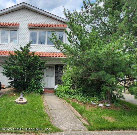 Photo of 31 Fieldsone Road, Staten Island, NY 10314 (MLS # 2503227)