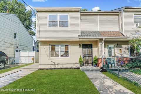 Photo of 312 Grandview Avenue, Staten Island, NY 10303 (MLS # 2600997)