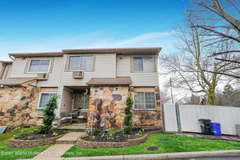 Photo of 3 Tiger Court, Staten Island, NY 10314 (MLS # 2401741)