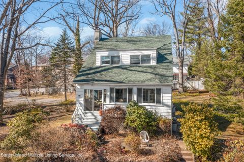 Photo of 221 Edinboro Road, Staten Island, NY 10306 (MLS # 1161014)