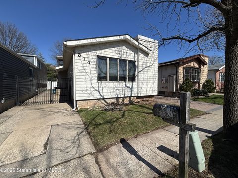 Photo of 314 Green Valley Road, Staten Island, NY 10312 (MLS # 2601922)