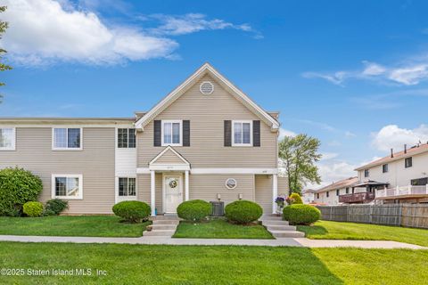 Photo of 647 Correll Avenue, Staten Island, NY 10309 (MLS # 2503556)