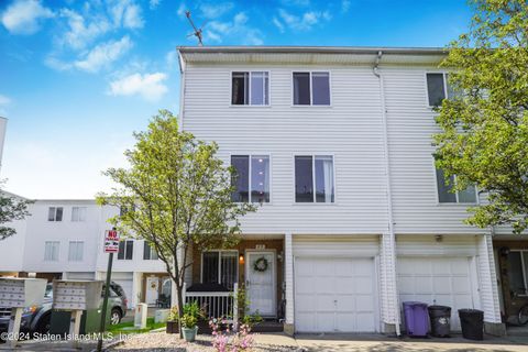 Photo of 29 Jamie Lane, Staten Island, NY 10312 (MLS # 2402916)