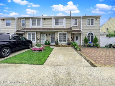 Photo of 120 Gauldy Ave Ave, Staten Island, NY 10314 (MLS # 2404469)