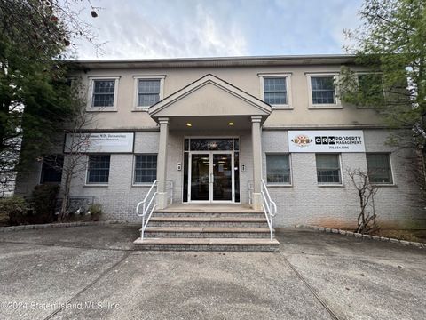 Photo of 401 Bloomingdale Road #4, Staten Island, NY 10309 (MLS # 2406680)