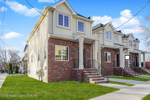 Photo of 140 Union Avenue, Staten Island, NY 10303 (MLS # 2402887)