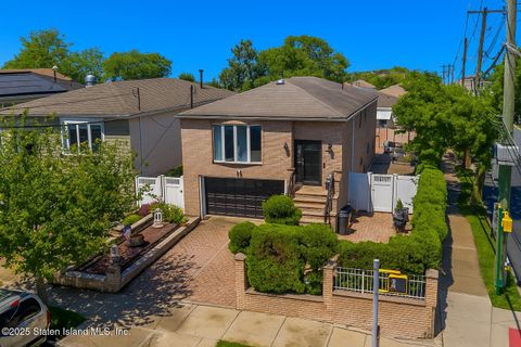 Photo of 621 Barlow Avenue, Staten Island, NY 10312 (MLS # 2503451)