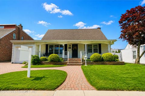 Photo of 106 Lander Avenue, Staten Island, NY 10314 (MLS # 2602651)