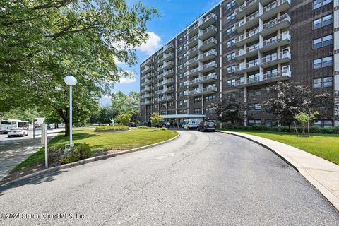 Condominium in Staten Island NY 1100 Clove Road 1.jpg