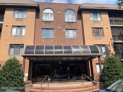 Photo of 40 Wellington Court #1a, Staten Island, NY 10314 (MLS # 2504756)