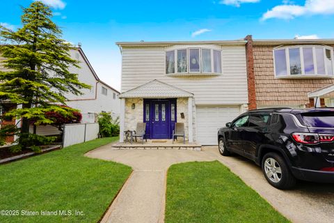 Photo of 61 E Figurea Avenue, Staten Island, NY 10308 (MLS # 2502347)