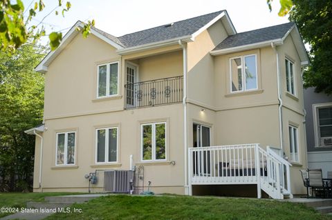 Photo of 845 W Fingerboard Road, Staten Island, NY 10305 (MLS # 2404629)