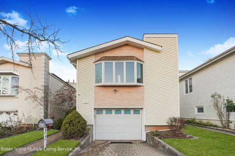 Photo of 47 Manchester Drive, Staten Island, NY 10312 (MLS # 1165820)