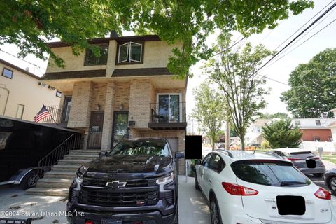 Photo of 4 Beacon Place, Staten Island, NY 10306 (MLS # 2404313)