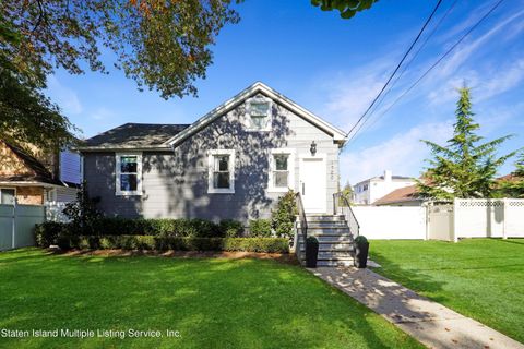 Photo of 1700 Carlton Avenue, Staten Island, NY 10309 (MLS # 1165213)