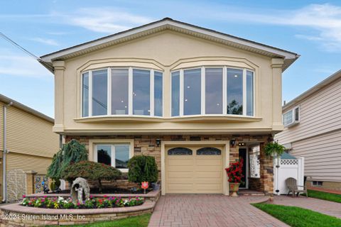 Photo of 162 Cranford Avenue, Staten Island, NY 10306 (MLS # 2404291)