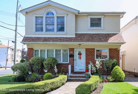 Photo of 207 Naughton Avenue, Staten Island, NY 10305 (MLS # 1162819)