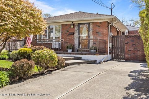 Photo of 114 Greencroft Avenue, Staten Island, NY 10308 (MLS # 1161789)