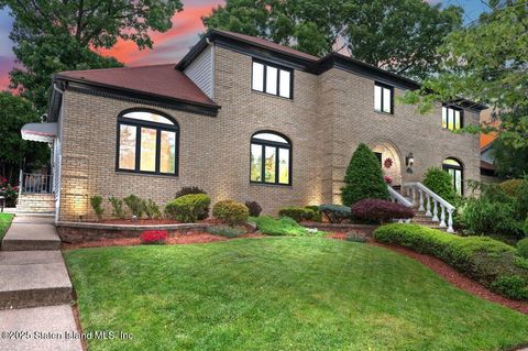 Photo of 111 Radigan Avenue, Staten Island, NY 10309 (MLS # 2501874)