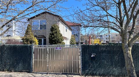 Photo of 159 Arthur Avenue, Staten Island, NY 10305 (MLS # 1161063)