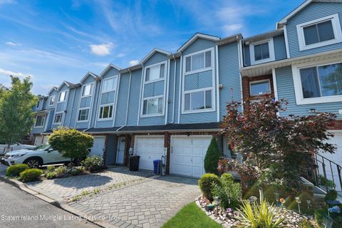 Photo of 203 Pembrook Loop, Staten Island, NY 10309 (MLS # 1163098)