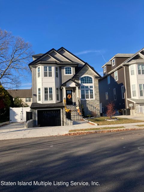 Photo of 961 Ionia Avenue, Staten Island, NY 10309 (MLS # 1165548)