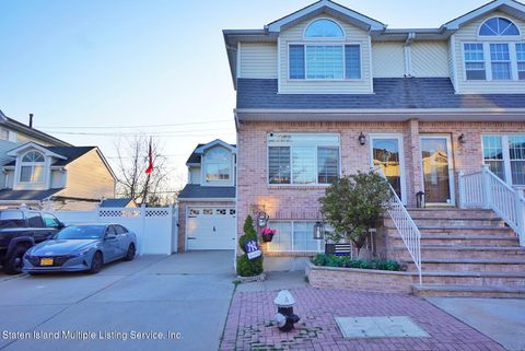 Photo of 56 Darnell Lane, Staten Island, NY 10309 (MLS # 1161247)