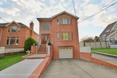 Photo of 410 Holten Avenue, Staten Island, NY 10309 (MLS # 1165013)