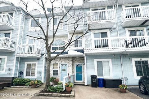 Photo of 36 Country Drive N, Staten Island, NY 10314 (MLS # 2601084)