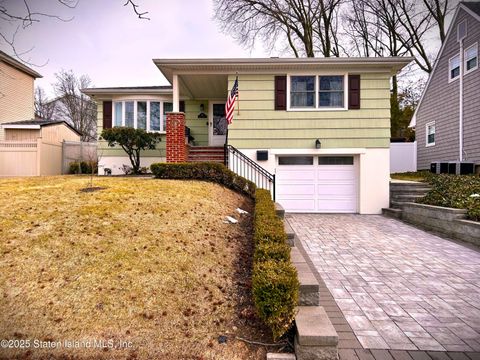 Photo of 126 Craig Avenue, Staten Island, NY 10307 (MLS # 2500829)