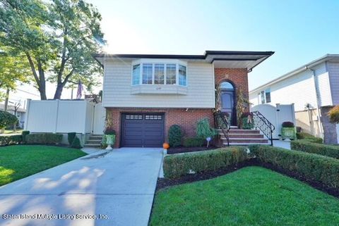 Photo of 640 Sheldon Avenue, Staten Island, NY 10312 (MLS # 1165118)