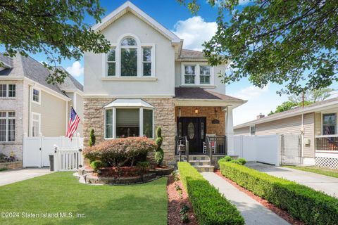 Photo of 364 Peter Avenue, Staten Island, NY 10306 (MLS # 2404353)