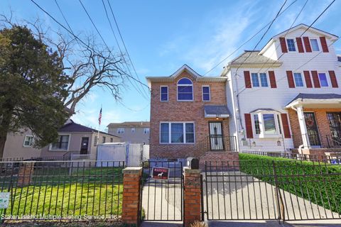 Photo of 242 Union Avenue, Staten Island, NY 10303 (MLS # 2400669)