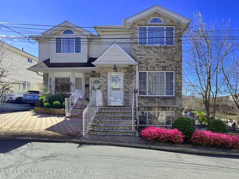 Photo of 81 Seguine Loop, Staten Island, NY 10309 (MLS # 2401143)