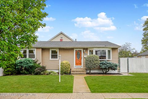 Photo of 504 Falcon Avenue, Staten Island, NY 10306 (MLS # 2506058)