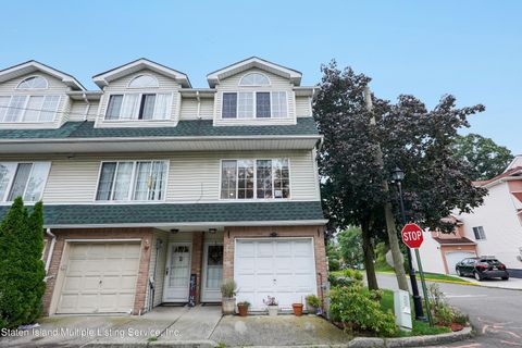 Photo of 15 Woodcutters Lane, Staten Island, NY 10306 (MLS # 1164010)