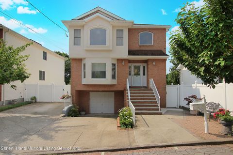 Photo of 92 Clearmont Avenue, Staten Island, NY 10309 (MLS # 1163293)