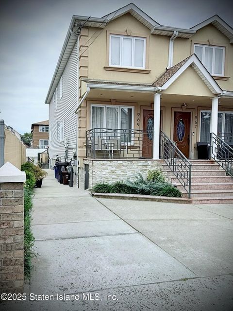 Photo of 969 Nugent Avenue, Staten Island, NY 10306 (MLS # 2504884)
