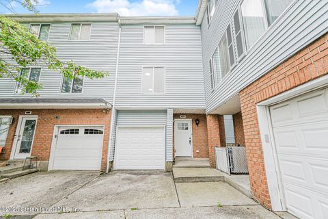 Photo of 670 Ilyssa Way, Staten Island, NY 10312 (MLS # 2505838)