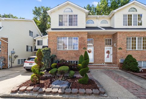 Photo of 45 Sharrotts Lane, Staten Island, NY 10309 (MLS # 2504979)