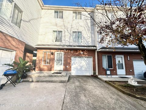 Photo of 449 Ilyssa Way, Staten Island, NY 10312 (MLS # 2406551)